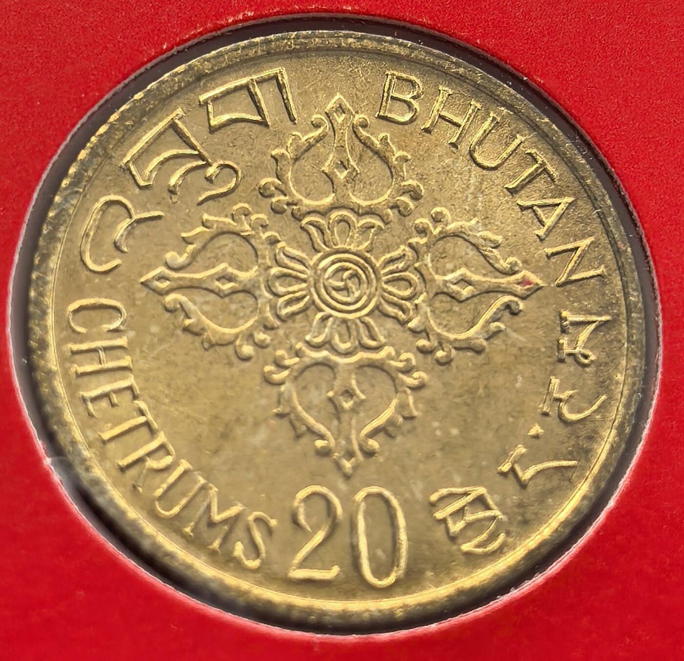 外国优质纪念币邮币封银币，周日晚上九点倒数截拍，满百包邮，可寄存半年，喜欢朋友微信扫描二维码可直接参拍 邮币封不丹1974年FAO纪念币带不丹邮票