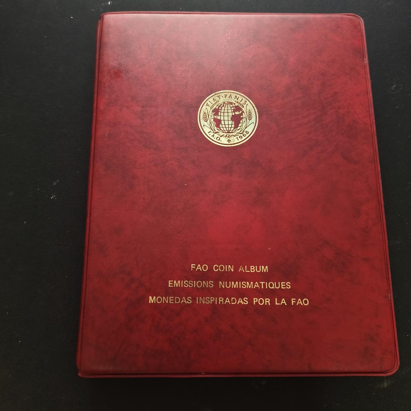 【全场包邮】纯粹捡漏拍465场 【收藏工具】世界各国FAO纪念币定位红册-带说明