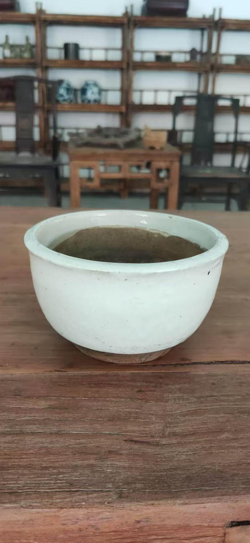 明代，白釉老窑香炉，古朴厚重，保存完整。径13cm高8cm。