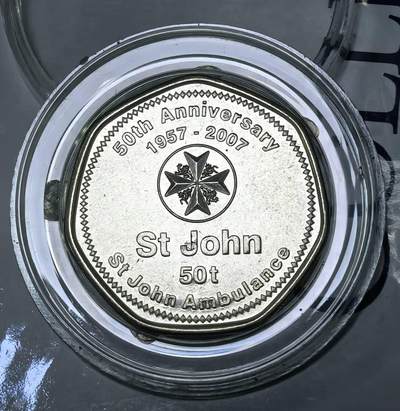 北京马甸外国币专卖第145期，外国币专场，陆续上拍，欢迎关注 巴布亚新几内亚圣约翰救护队50周年纪念币及2枚世界最高值硬币一百万里拉，品相全部全新帶原光