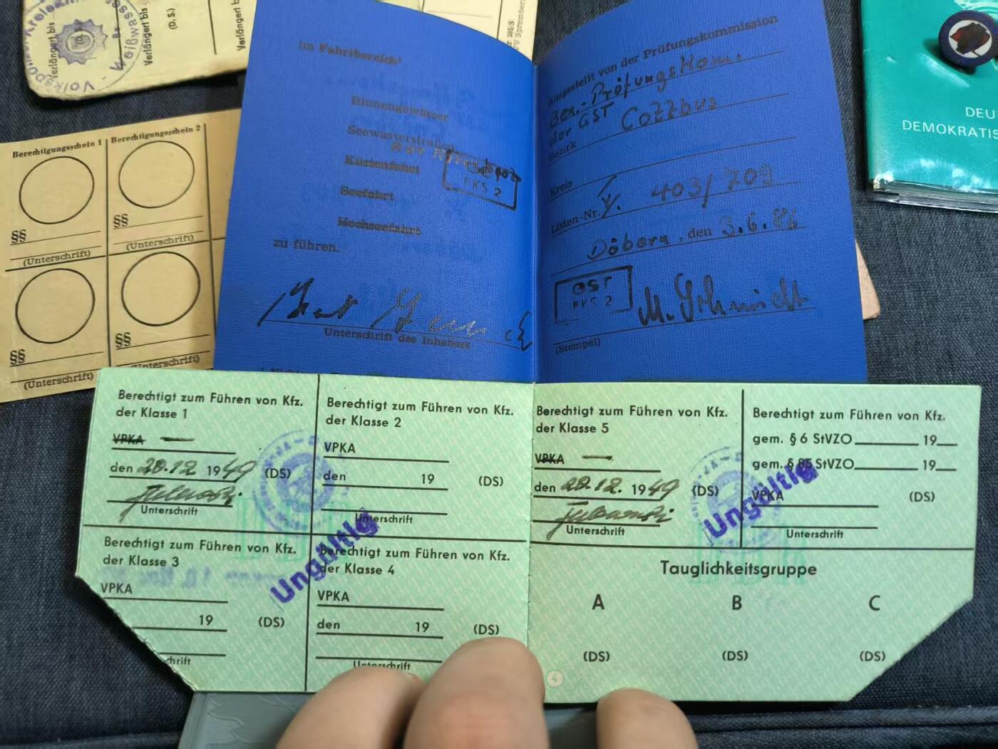 罗岚⭐爱藏⭐精品国庆假期专拍-分享拍场赚佣金 民主德国 霍斯特·汉德里克证件党员章套  从1949年的合作社成员（司机）晋升为合作社理事会成员 、 董事会主席-县人民议会代表    证件全套包含其任命状、苏占区首批护照、工作证、任命书等   详细见简介