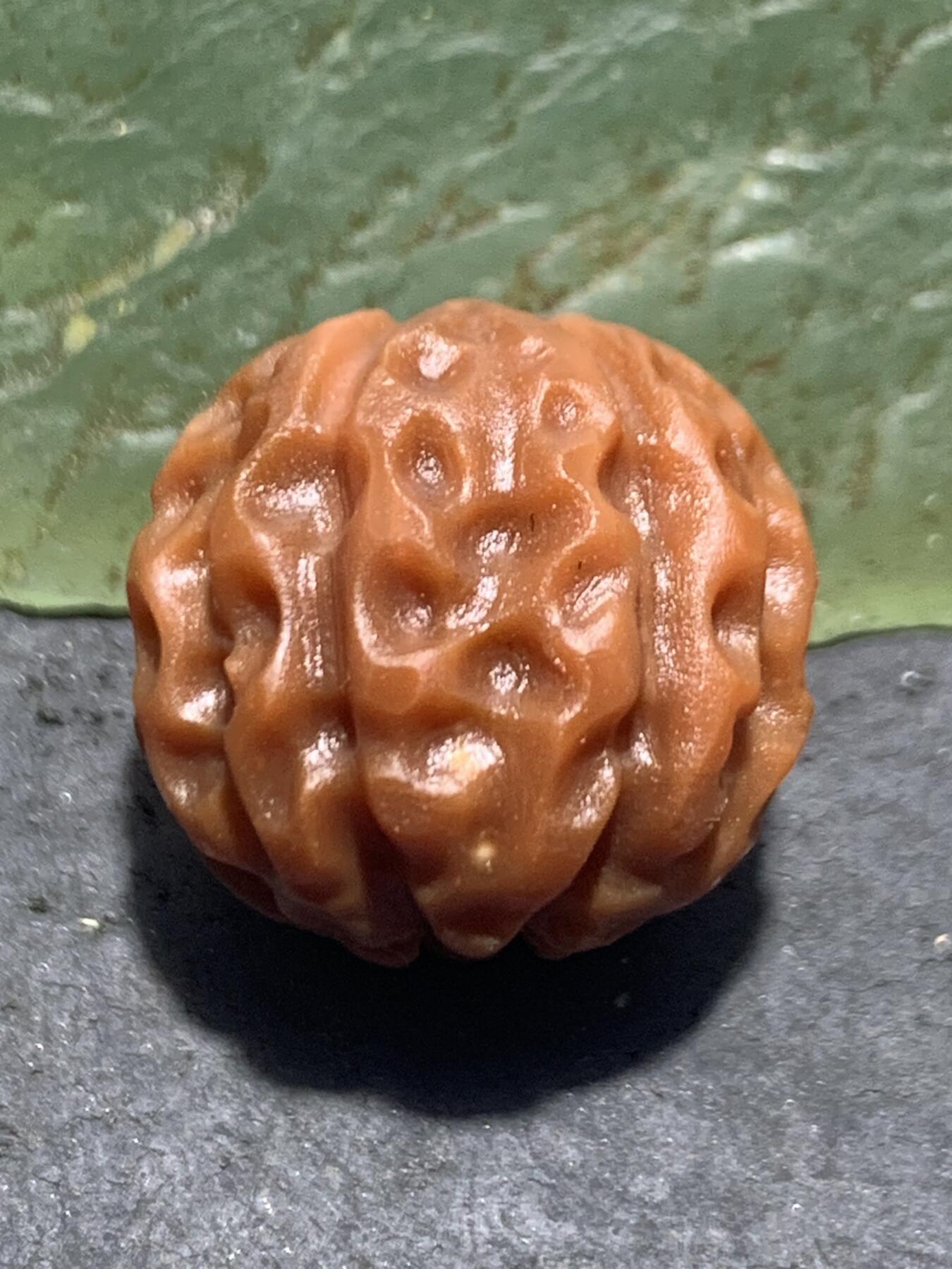 精美亚光柿子红南红玛瑙雕刻金刚一颗！