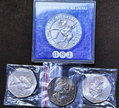 北京马甸外国币专卖第145期，外国币专场，陆续上拍，欢迎关注 英国1977年伊丽莎白二世女王登基25周年25便士纪念币，3枚原光好品1985年50便士1985年