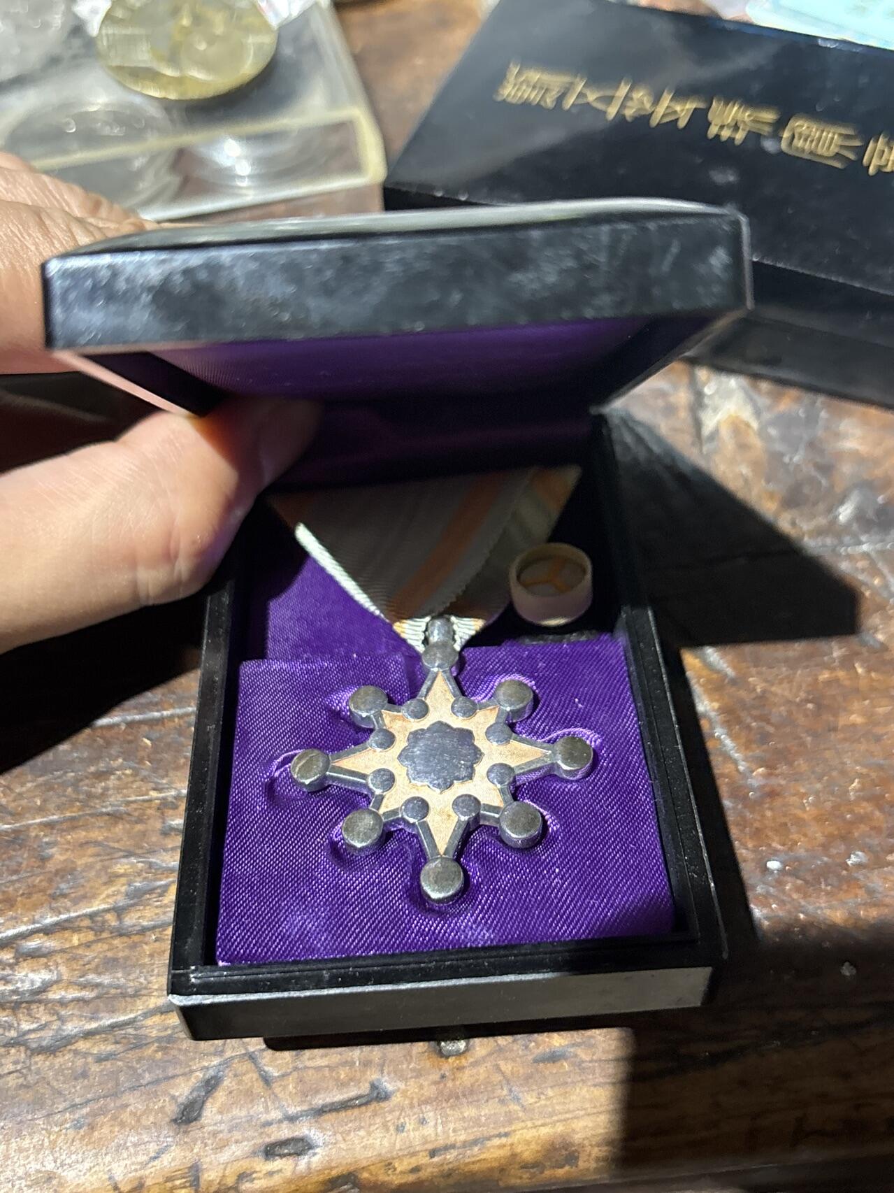 好品原盒勛八等瑰寶銀章