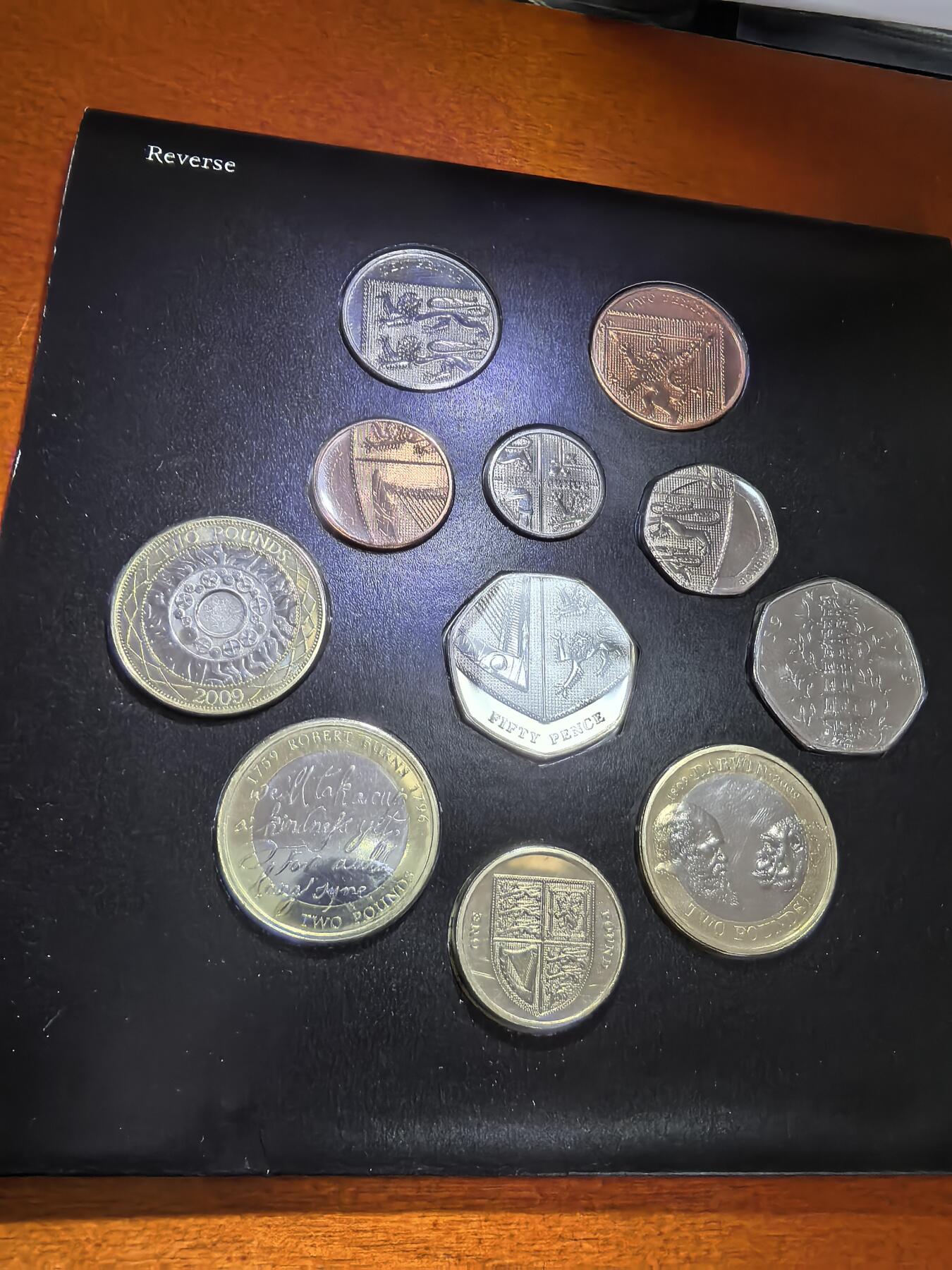 长老汇蛇年精选第五十六场拍卖 2009英国精制币12枚，盒证全，含大热门邱园50便士，普制币套装市场价大约2900元，邱园中国塔灵感来自南京大报恩寺