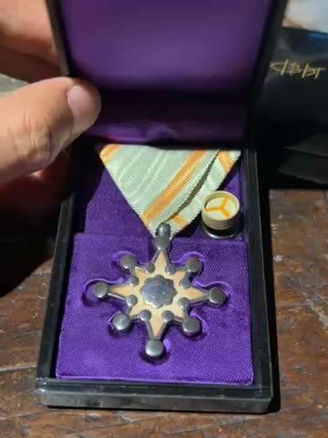 好品原盒勛八等瑰寶銀章