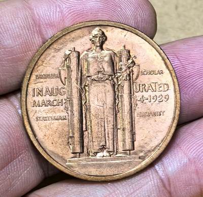 北京马甸外国币专卖第145期，外国币专场，陆续上拍，欢迎关注 美国第31任总统舒伯特.胡佛纪念章。材质为88.5%铜、6%锌、3.5%锰、2%镍，直径为26.5毫米