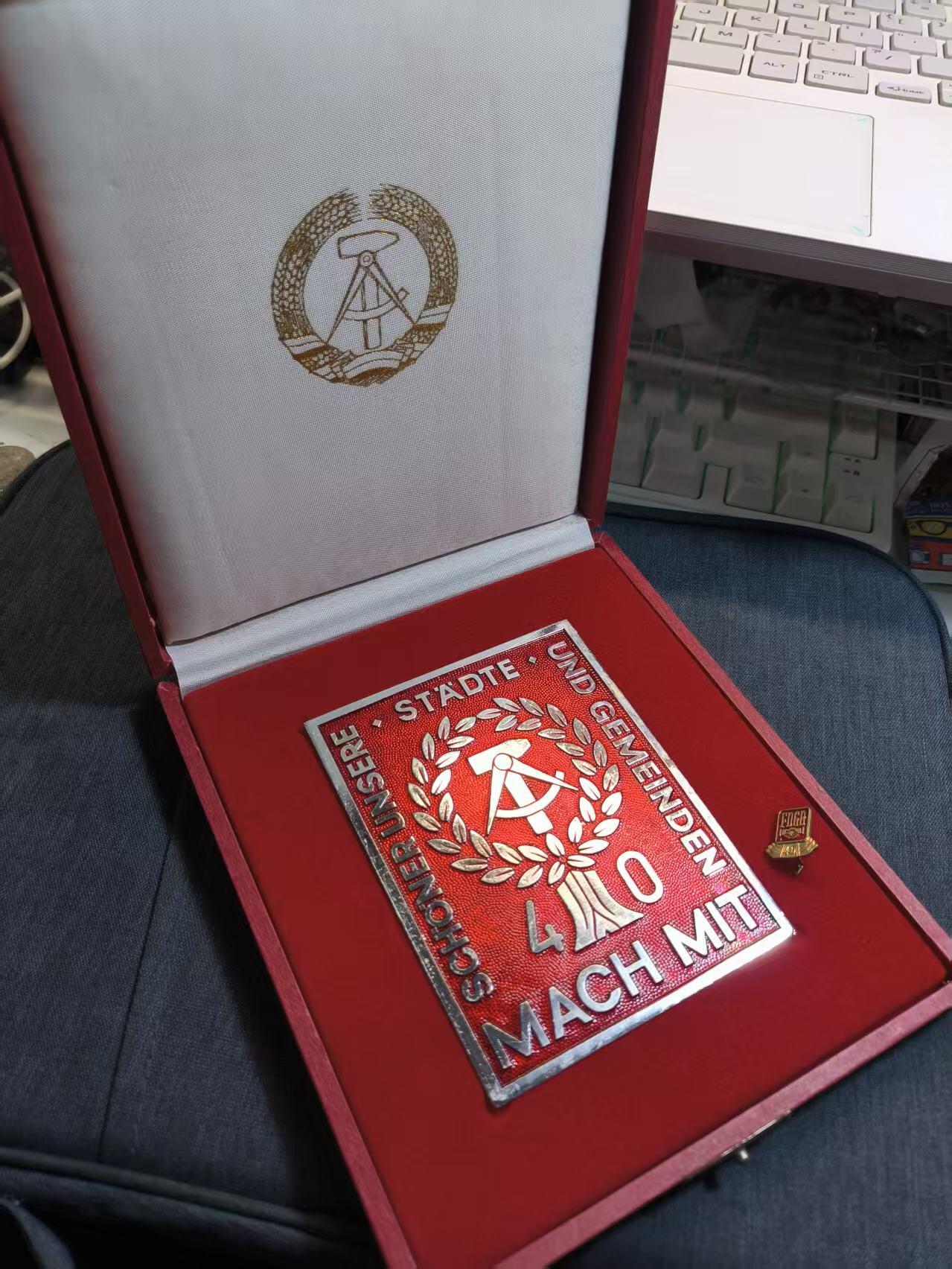 罗岚⭐爱藏⭐精品国庆假期专拍-分享拍场赚佣金 民主德国社会主义城市建设运动集体章牌一套 镀银边框超大一个
