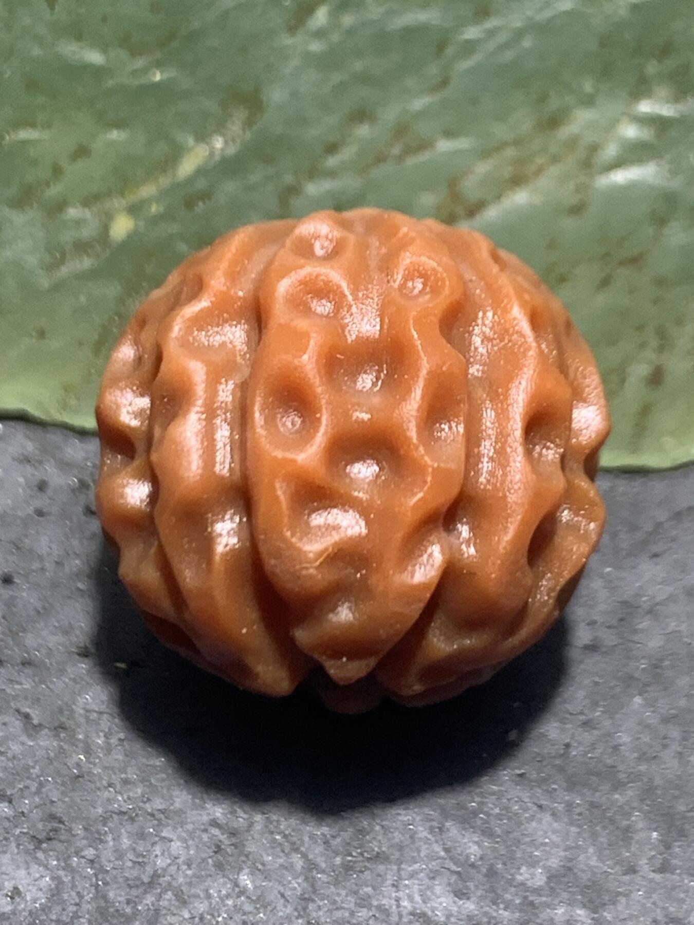 精美亚光柿子红南红玛瑙雕刻金刚一颗！