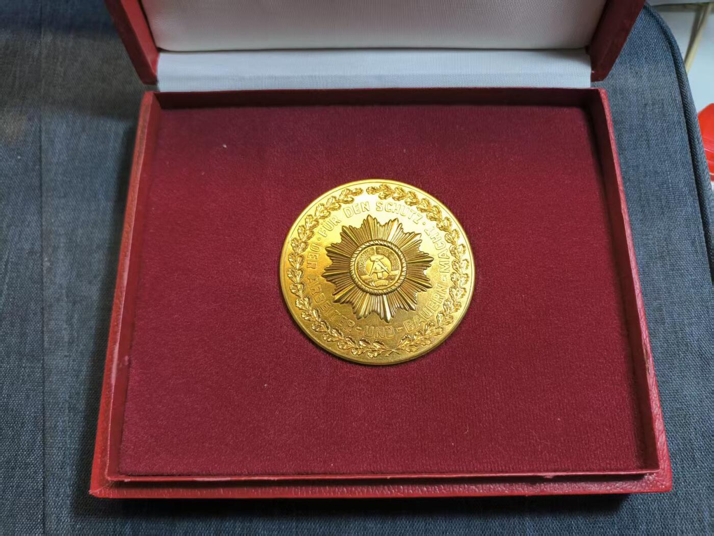 罗岚⭐爱藏⭐精品国庆假期专拍-分享拍场赚佣金 民主德国金质（Goldene Stufe）祖国功勋勋章带盒（”煎蛋“功勋的章牌版本 获得者会同时获得这一章牌）由 德意志民主共和国总统委员会（Staatsrat der DDR）颁发