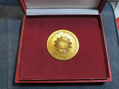 罗岚⭐爱藏⭐精品国庆假期专拍-分享拍场赚佣金 - 民主德国金质（Goldene Stufe）祖国功勋勋章带盒（”煎蛋“功勋的章牌版本 获得者会同时获得这一章牌）由 德意志民主共和国总统委员会（Staatsrat der DDR）颁发