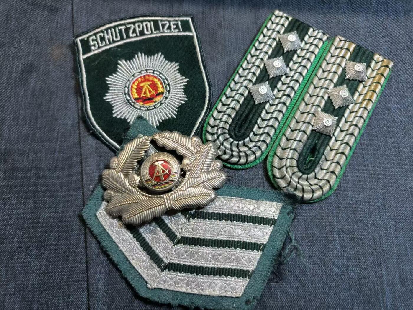 罗岚⭐爱藏⭐精品国庆假期专拍-分享拍场赚佣金 民主德国边防人民警察二级准尉配饰套装