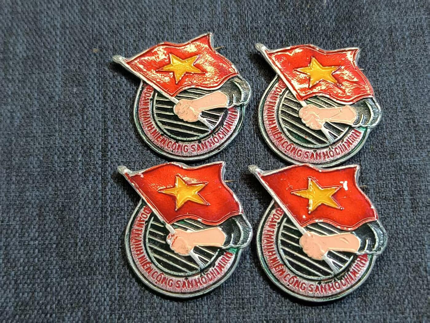 罗岚⭐爱藏⭐精品国庆假期专拍-分享拍场赚佣金 越南人民共和国青年团证章一组