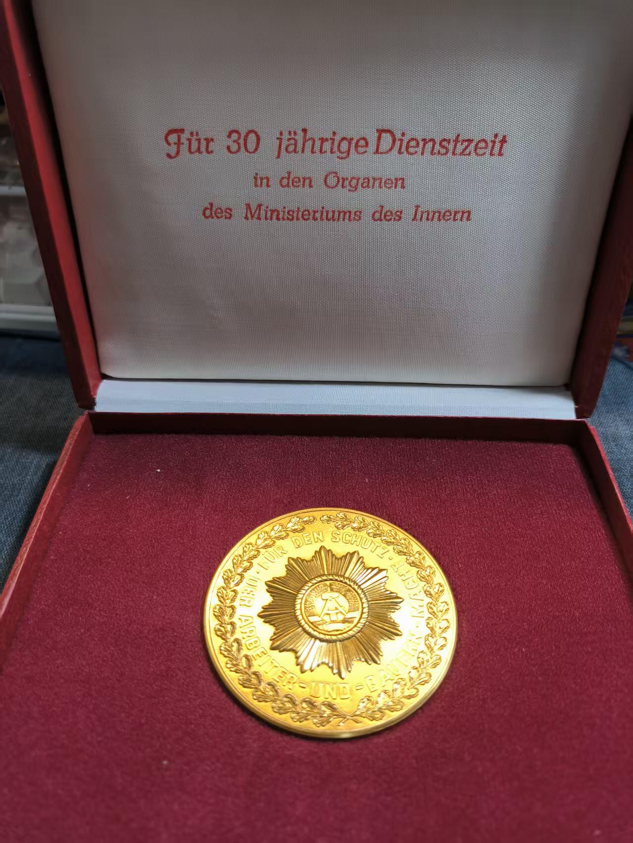 罗岚⭐爱藏⭐精品国庆假期专拍-分享拍场赚佣金 民主德国金质（Goldene Stufe）祖国功勋勋章带盒（”煎蛋“功勋的章牌版本 获得者会同时获得这一章牌）由 德意志民主共和国总统委员会（Staatsrat der DDR）颁发