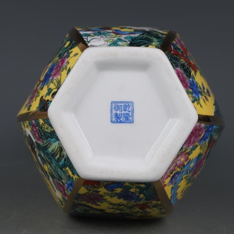 珐琅彩百花花鸟六方瓶