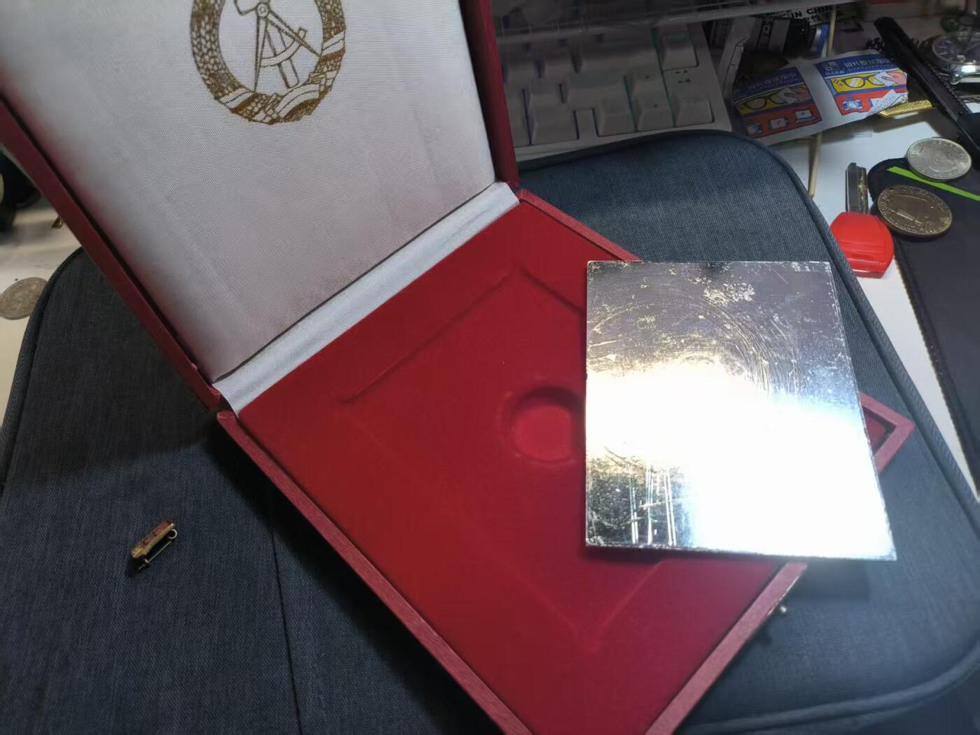 罗岚⭐爱藏⭐精品国庆假期专拍-分享拍场赚佣金 民主德国社会主义城市建设运动集体章牌一套 镀银边框超大一个