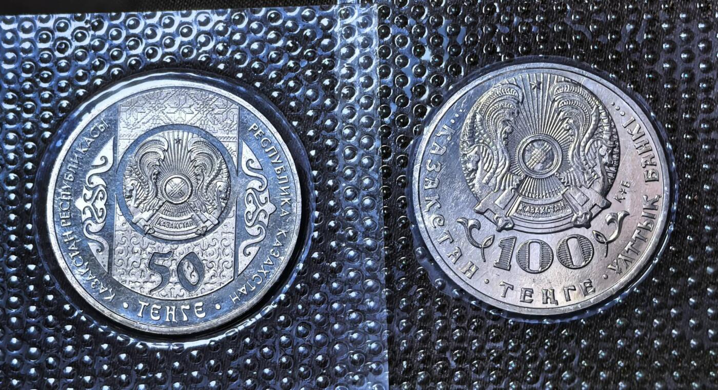 北京马甸外国币专卖第145期，外国币专场，陆续上拍，欢迎关注 哈萨克斯坦2016年100坚戈 埃尔加利百年 纪念币2014年哈萨克斯坦50坚戈诗人舍甫琴科诞辰200周年塑料原封级品相硬币2枚
