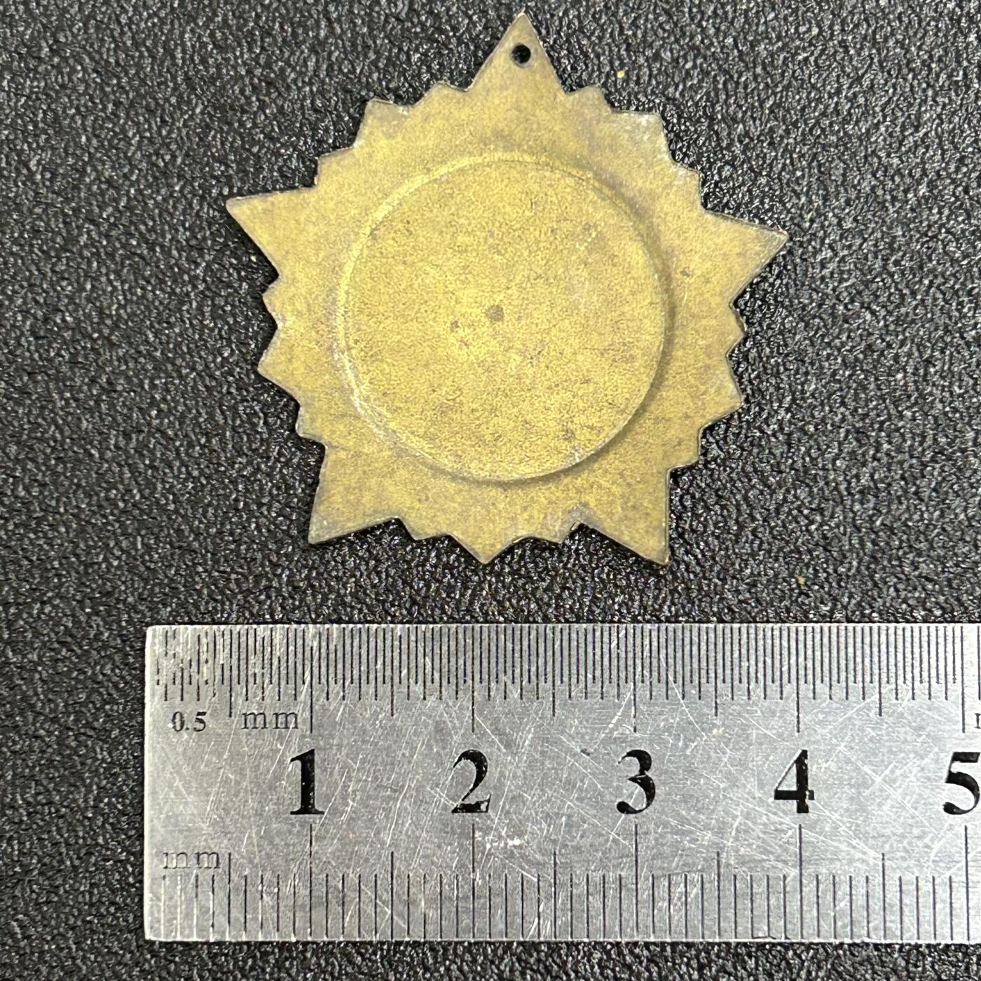 西秦中古拍卖第六十一期 越南早期优秀少先队员奖章 铜制