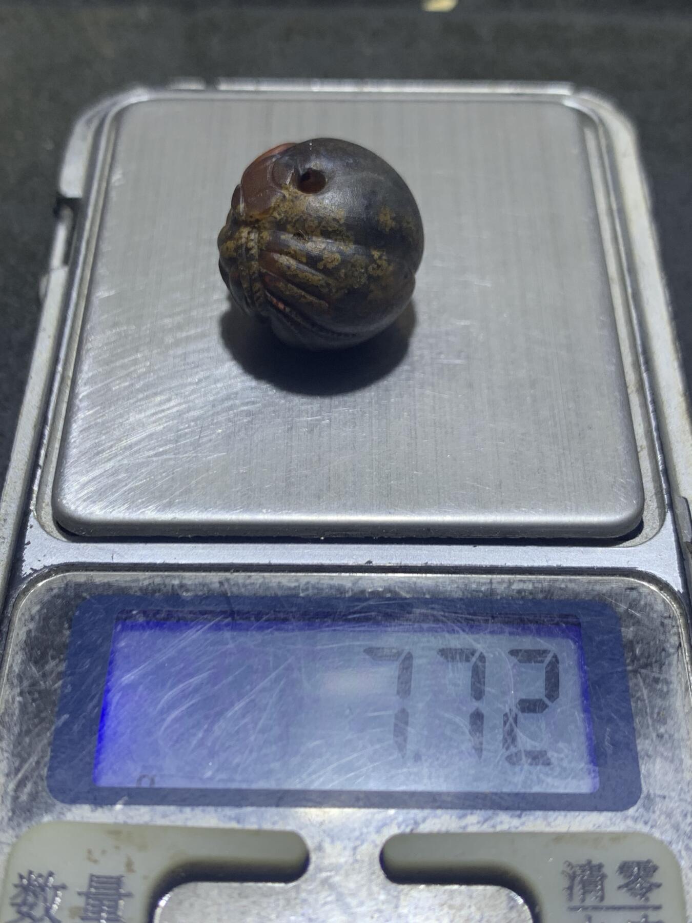 精美亚光冻料草花纹战国红玛瑙手工俏色巧雕钱袋圆珠一个