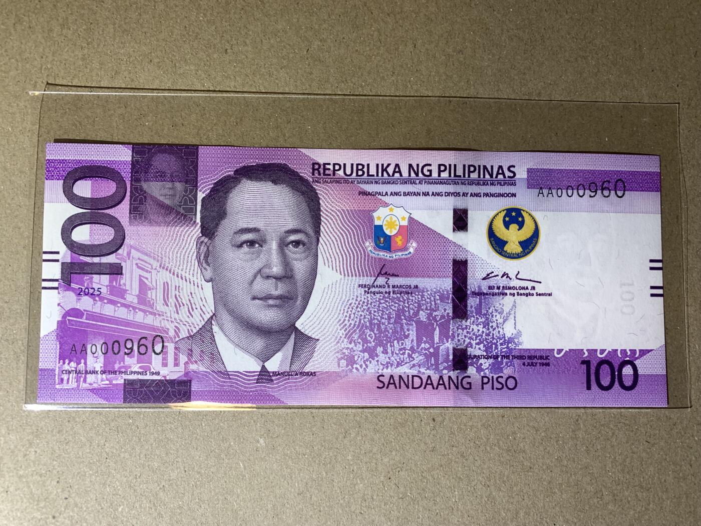 【礼羽收藏】🌏世界钱币拍卖第112期 【AA000960】全新UNC 2025年菲律宾100比索纸币 AA首发冠无3457尾960 百位小号 倒置号 圆圆号 