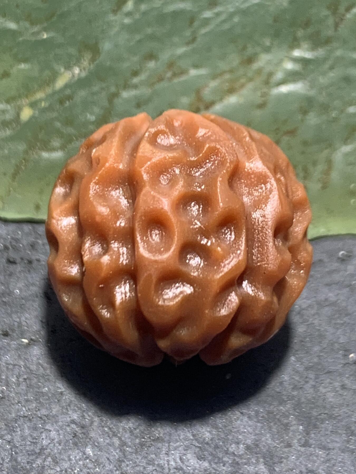 精美亚光柿子红南红玛瑙雕刻金刚一颗！