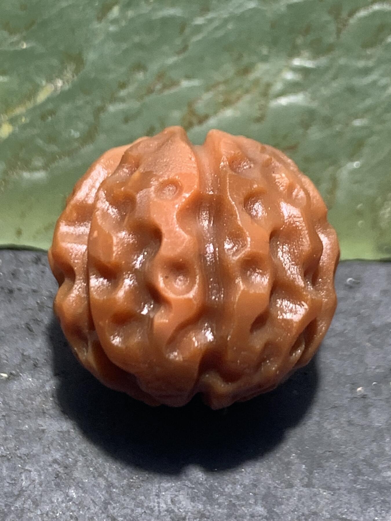 精美亚光柿子红南红玛瑙雕刻金刚一颗！