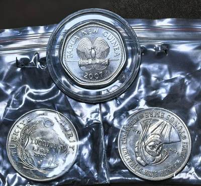 北京马甸外国币专卖第145期，外国币专场，陆续上拍，欢迎关注 巴布亚新几内亚圣约翰救护队50周年纪念币及2枚世界最高值硬币一百万里拉，品相全部全新帶原光