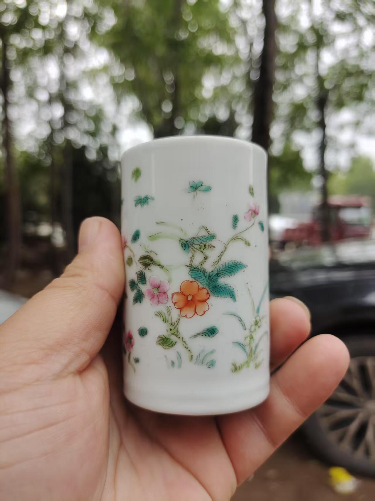 民国粉彩花卉笔筒 画工精美，白瓷胎质细腻，粉彩花卉纹饰生动，尺寸如图所示。品相完好，适合文房使用