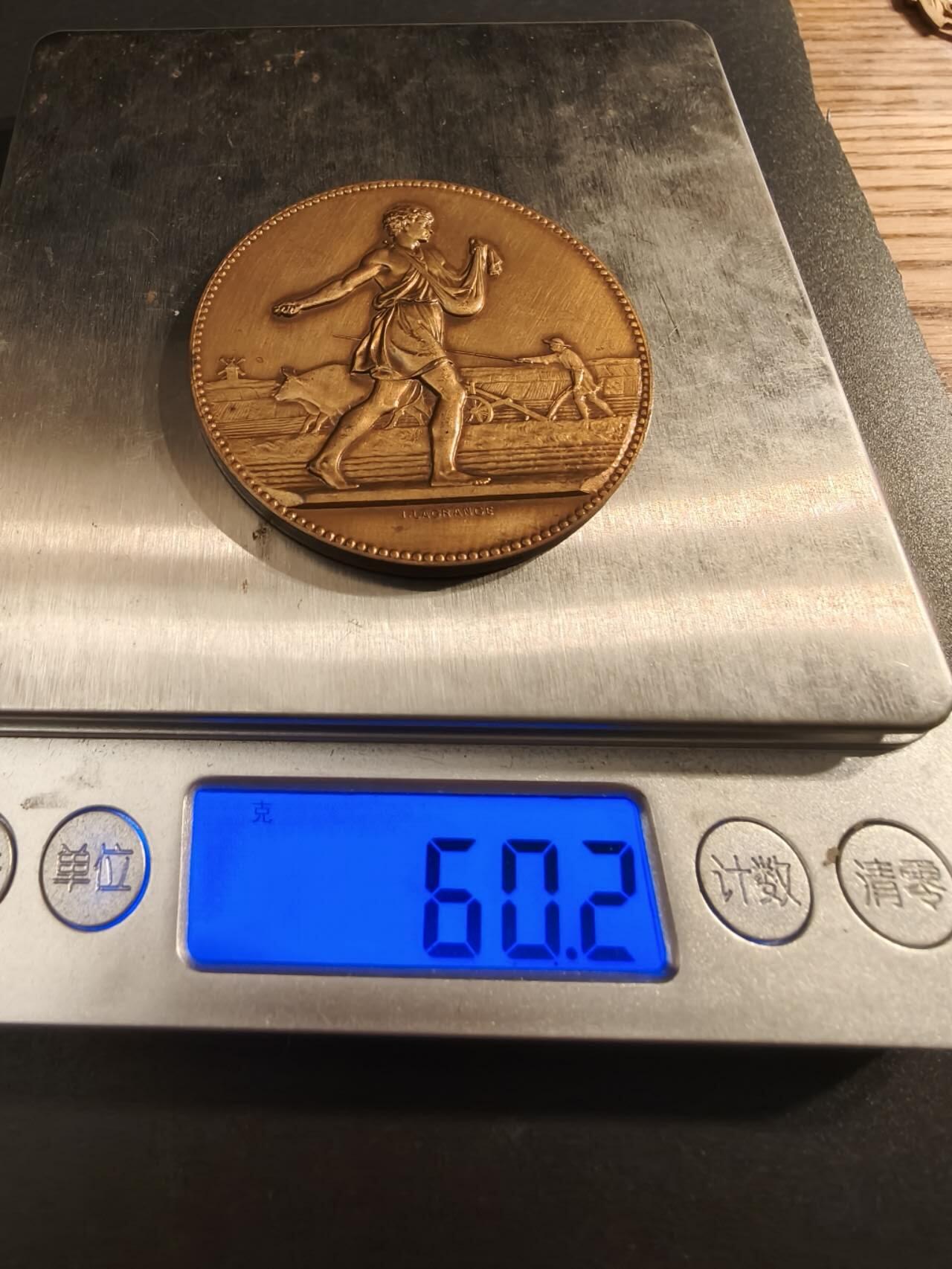 老王徽章第154期 法国参议院赠大铜章    播种    直径50mm.   重量60.2g