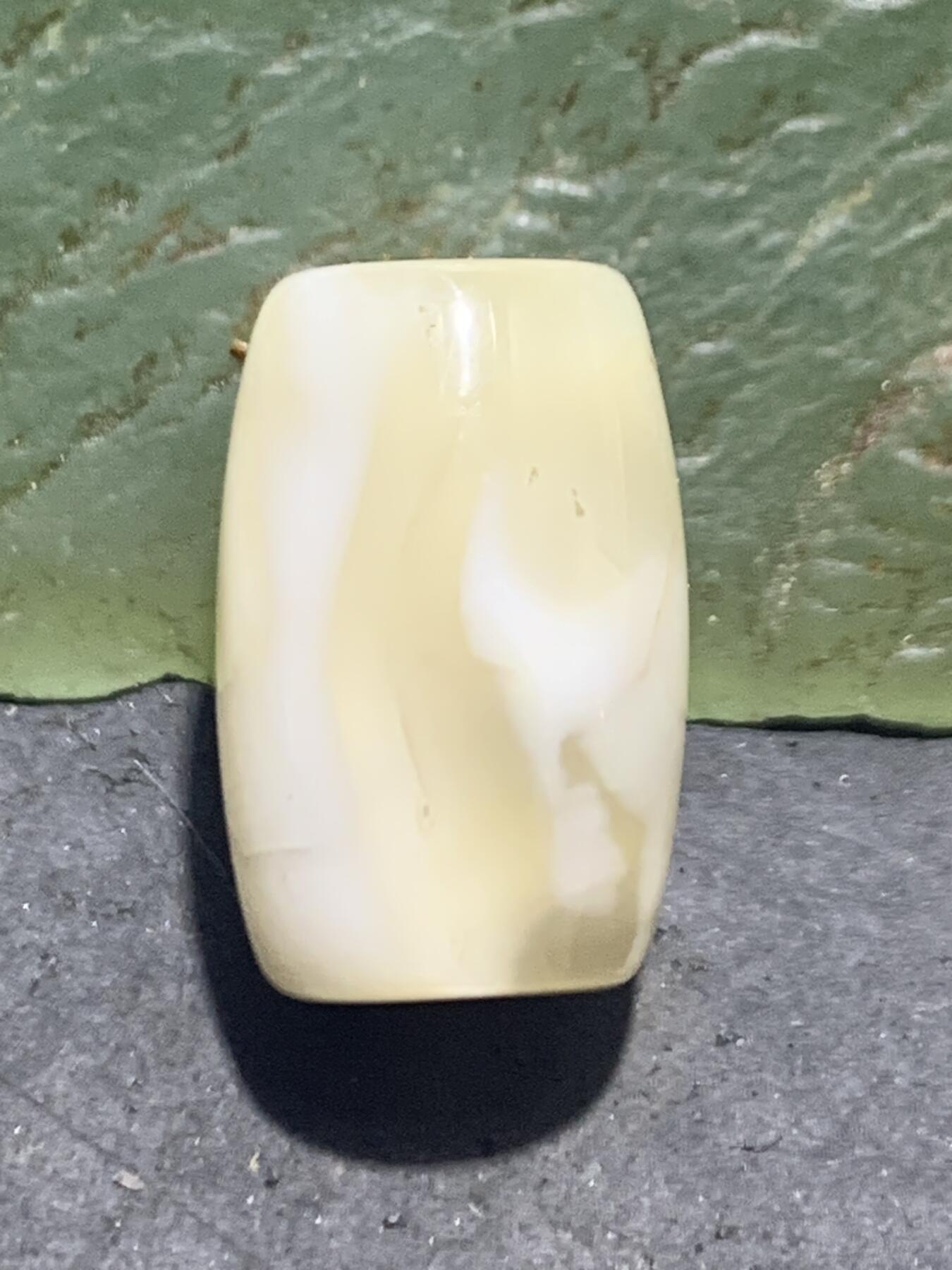 精美高玉化荔枝冻玛瑙桶珠一颗，