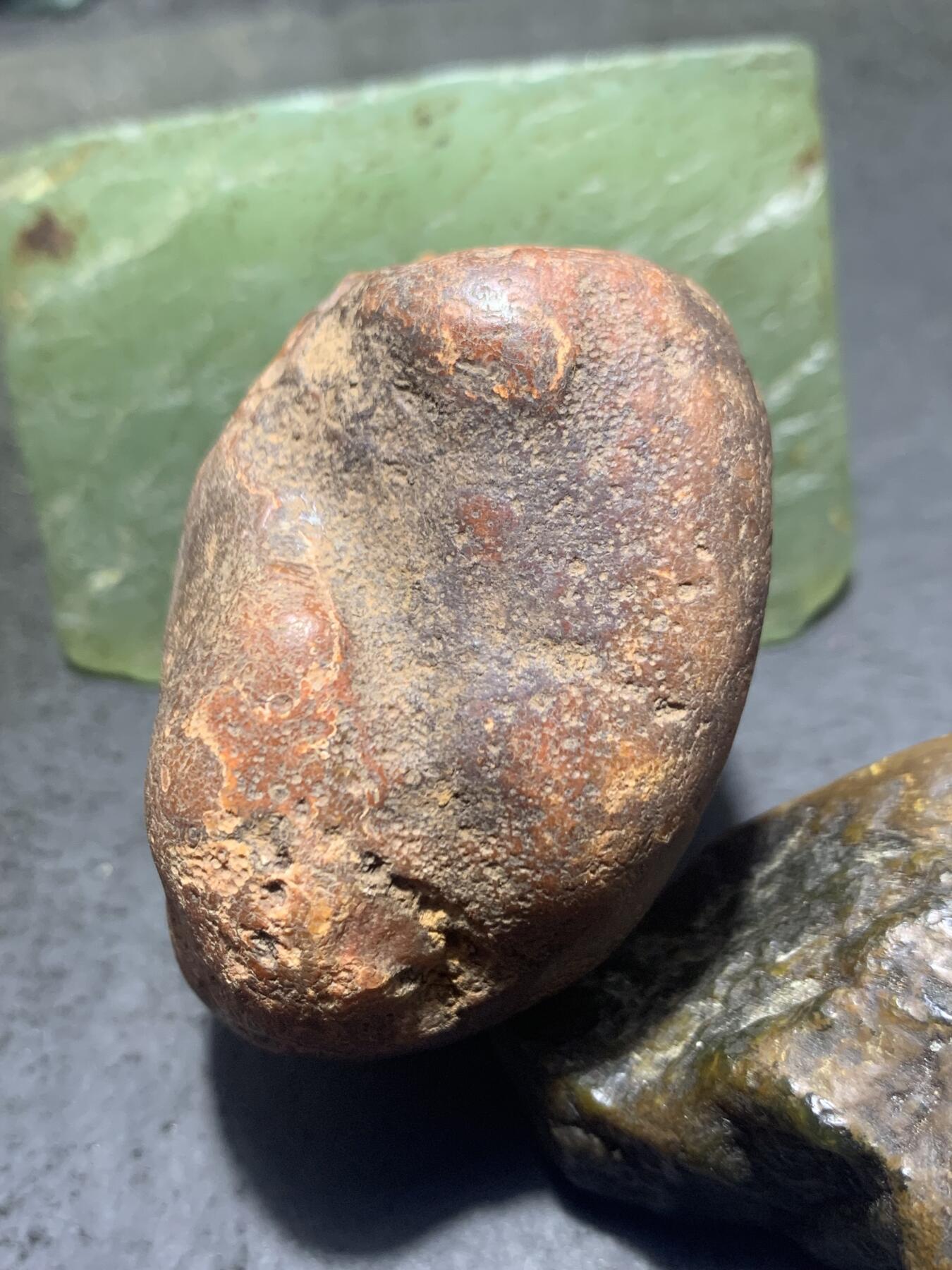 精美红皮开窗冻料千层纹南红玛瑙原石一颗