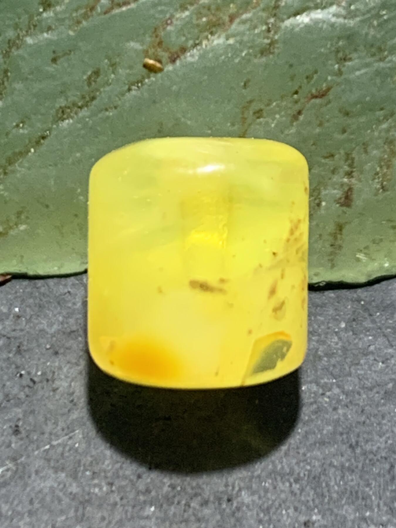 天然乌克兰原矿蜜蜡随形桶珠一颗，