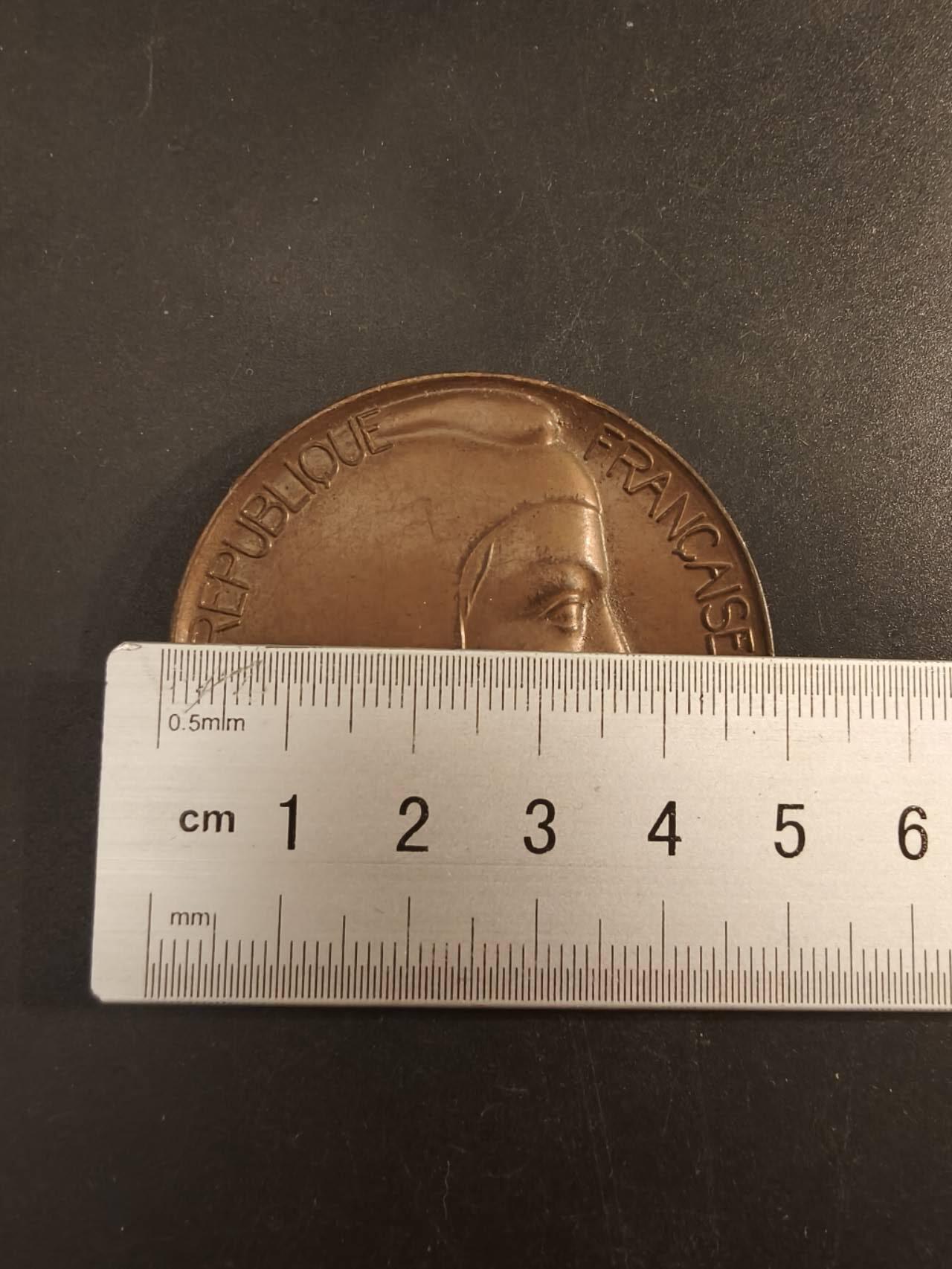 老王徽章第154期 法国参议员赠大铜章    直径50mm   重量74.1g