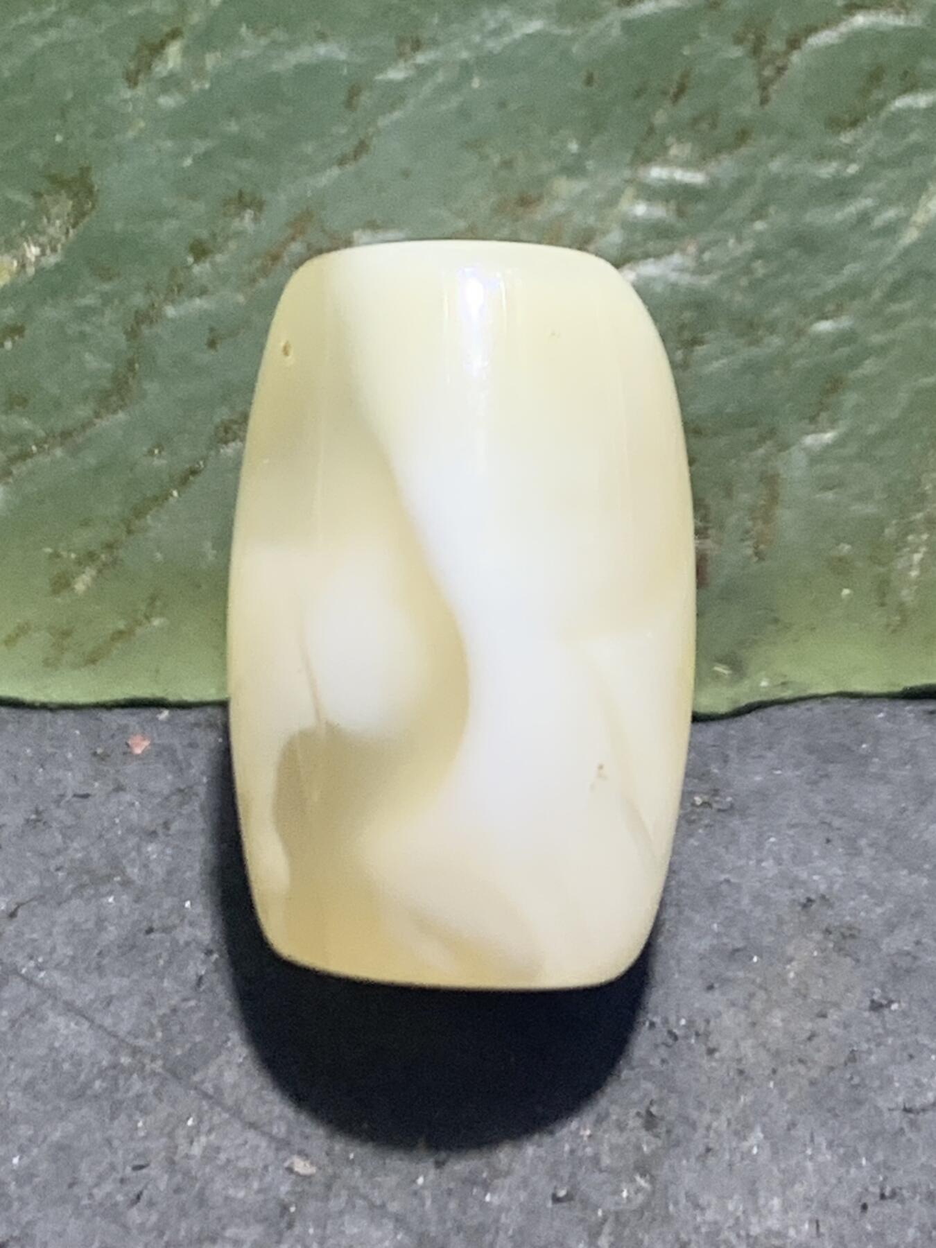 精美高玉化荔枝冻玛瑙桶珠一颗，