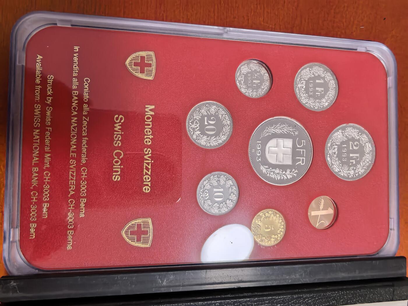 长老汇蛇年精选第五十七场拍卖 1993瑞士精制币8枚，盒证全，6300套，克书230美金