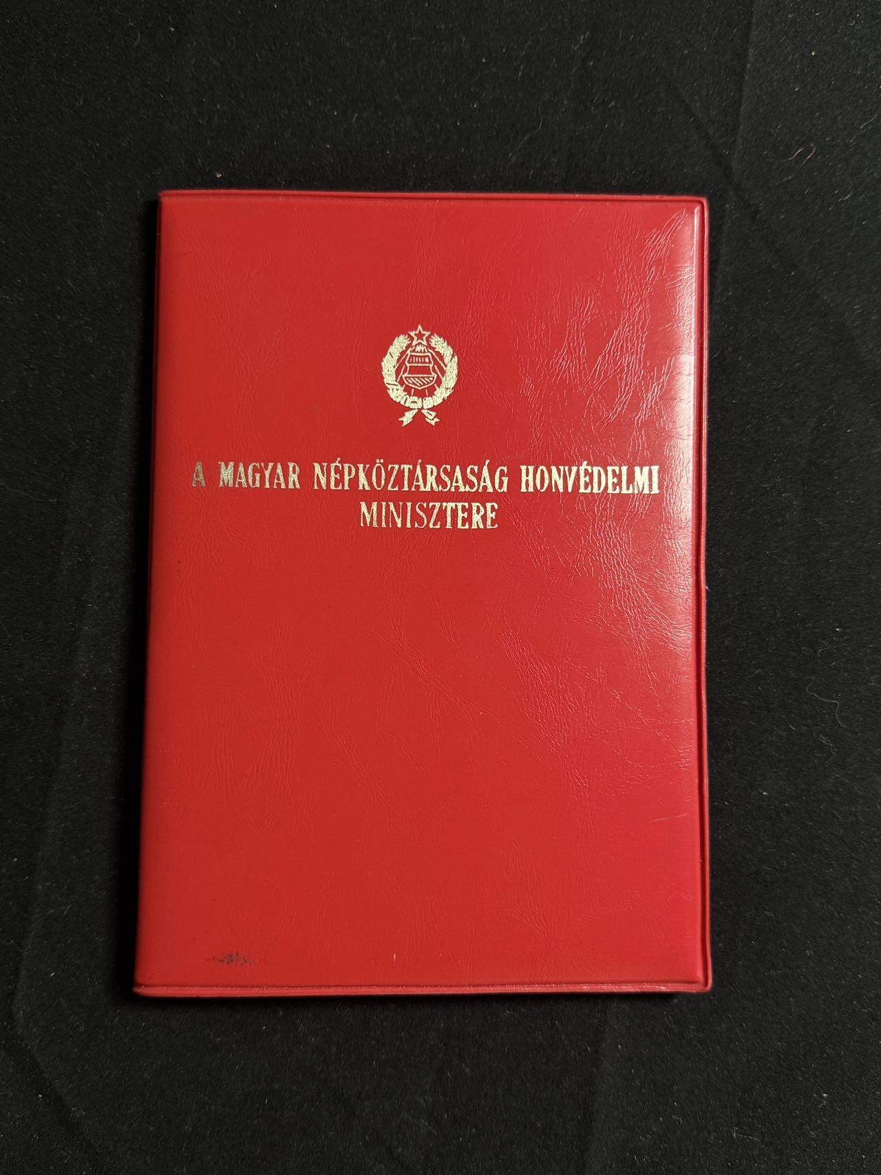 双节同庆！铭记历史！以史为鉴！戎马世界章牌大赏第106期 匈牙利国防功勋奖章证书，授予 Ősz Antalné 女士，以表彰其在国防系统中连续25年的杰出工作，日期为1980年9月29日。证书配有原始红色封套及官方小型证明卡（Igazolvány），并带有国防部长签名与官方印章