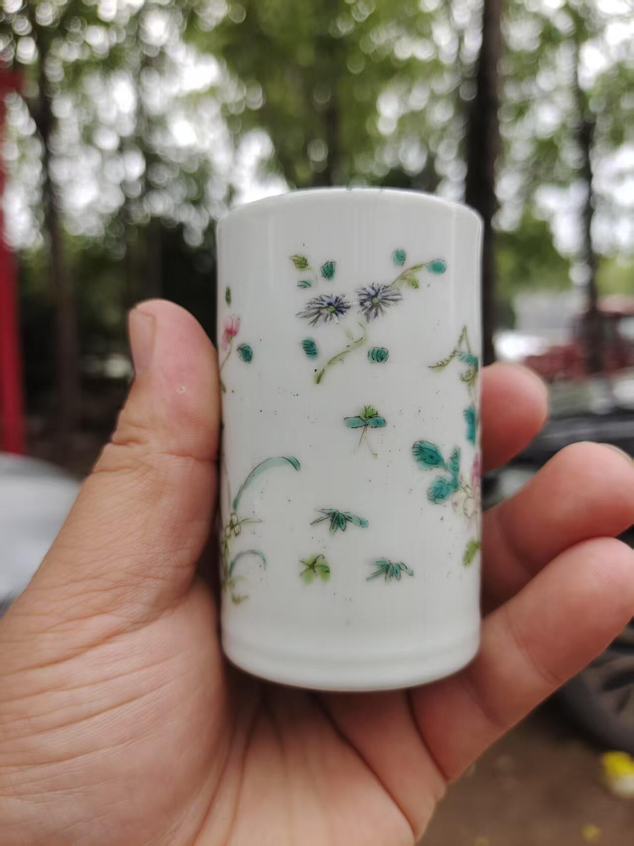 民国粉彩花卉笔筒 画工精美，白瓷胎质细腻，粉彩花卉纹饰生动，尺寸如图所示。品相完好，适合文房使用