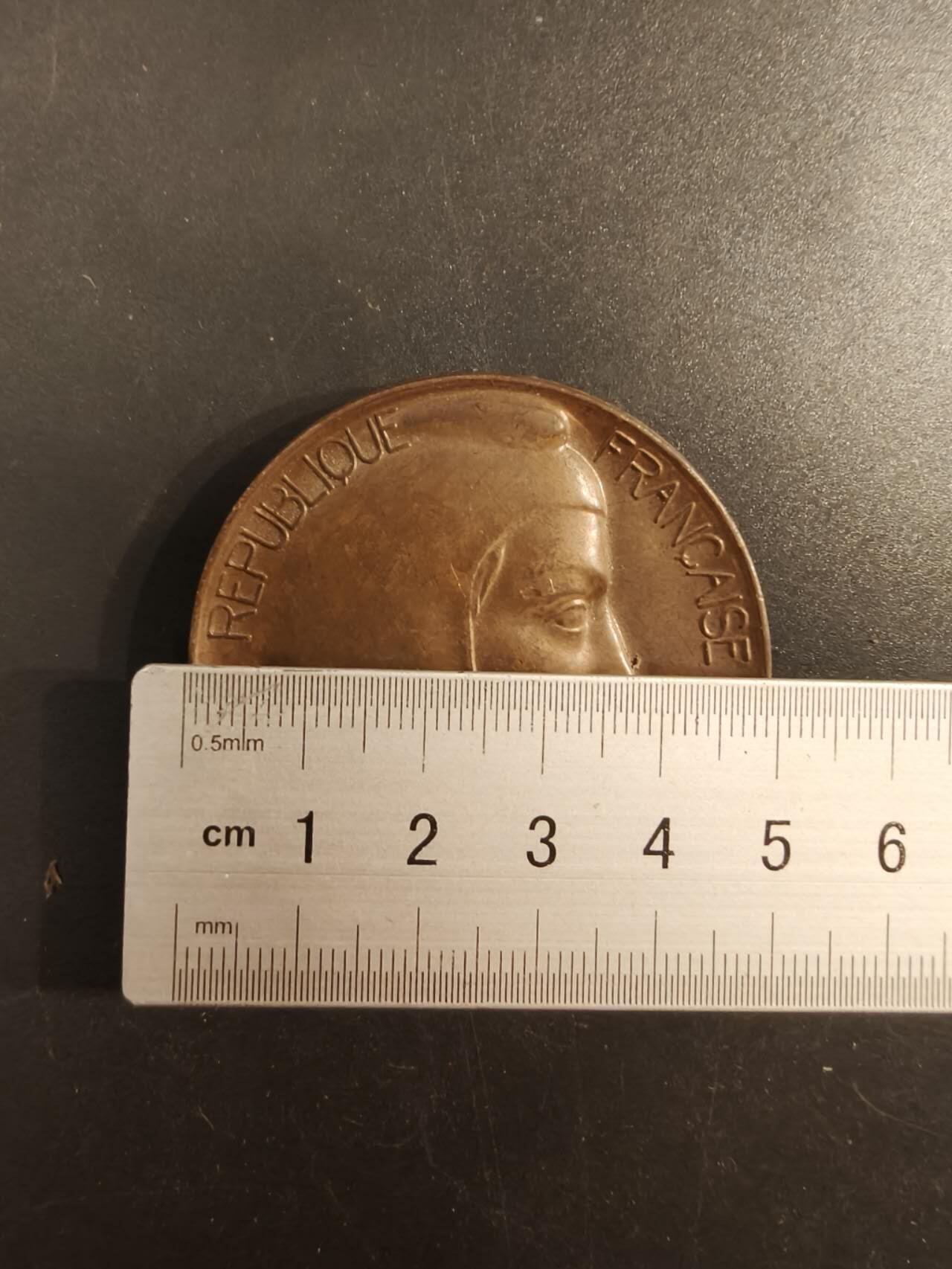 老王徽章第154期  法国参议员赠大铜章 直径50mm 重量70.1g
