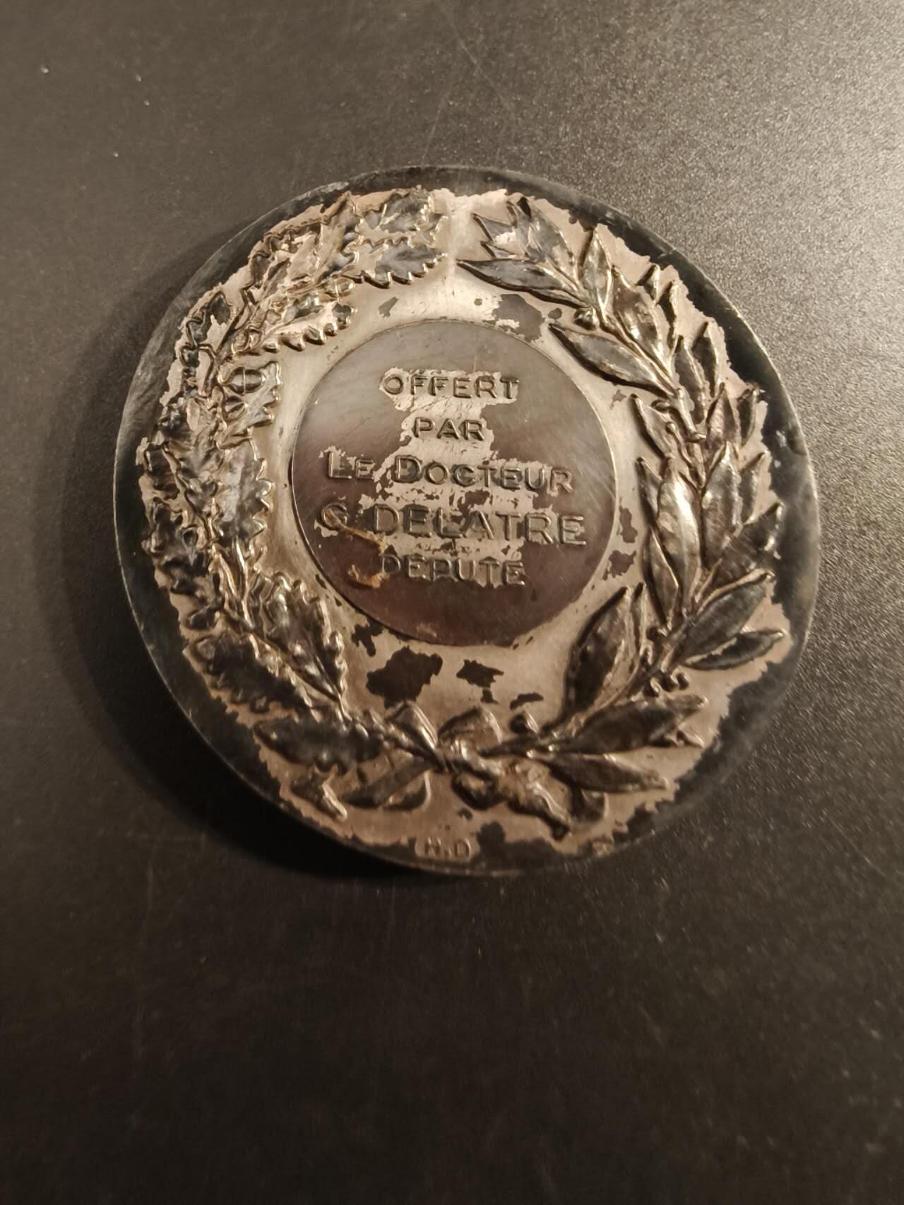 老王徽章第154期  法国参议员赠镀银大铜章 直径50mm 重量70.1g