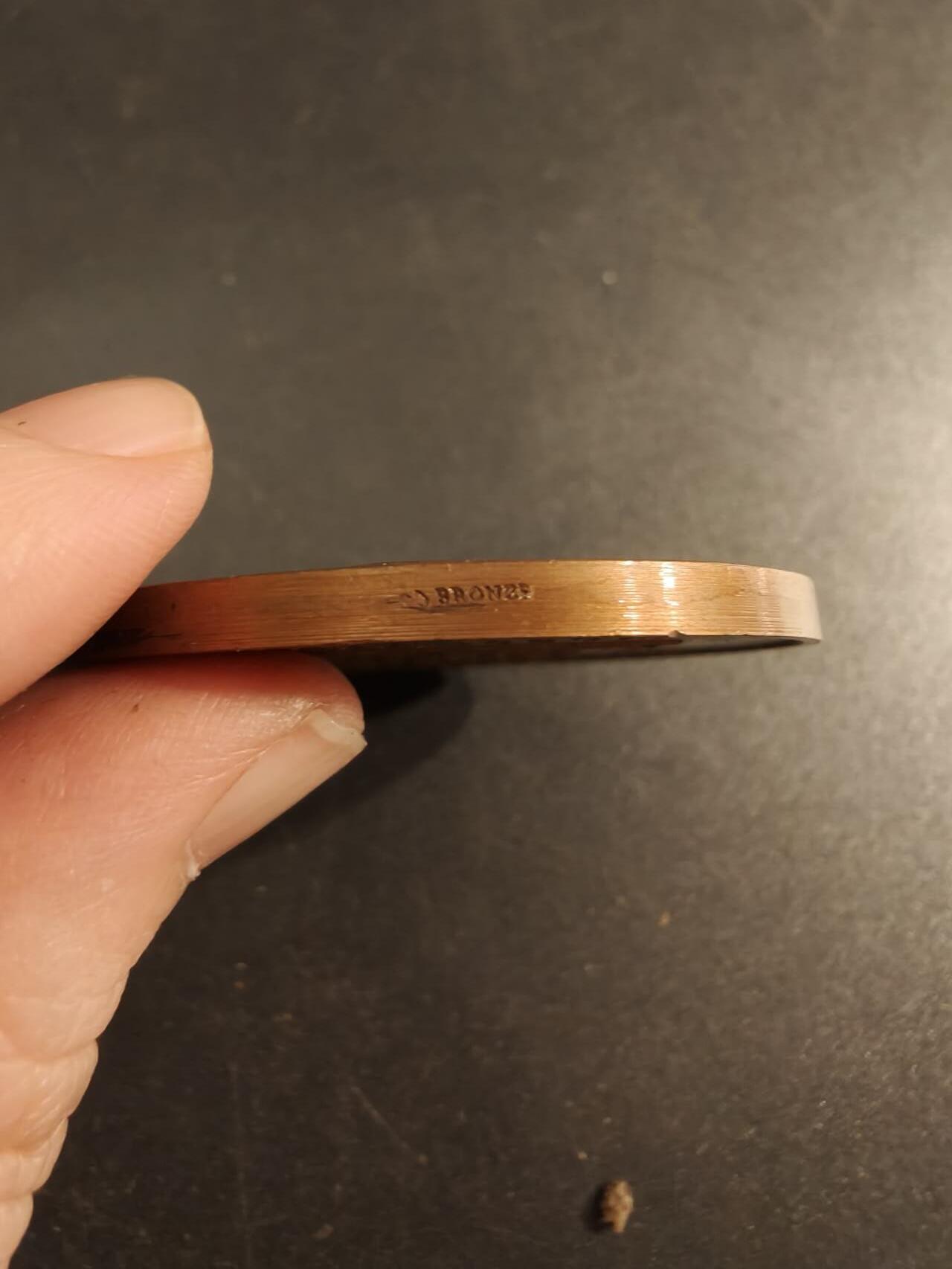 老王徽章第154期 法国化学工业与金属冶炼联合会大铜章    直径44mm.   重量47.9g