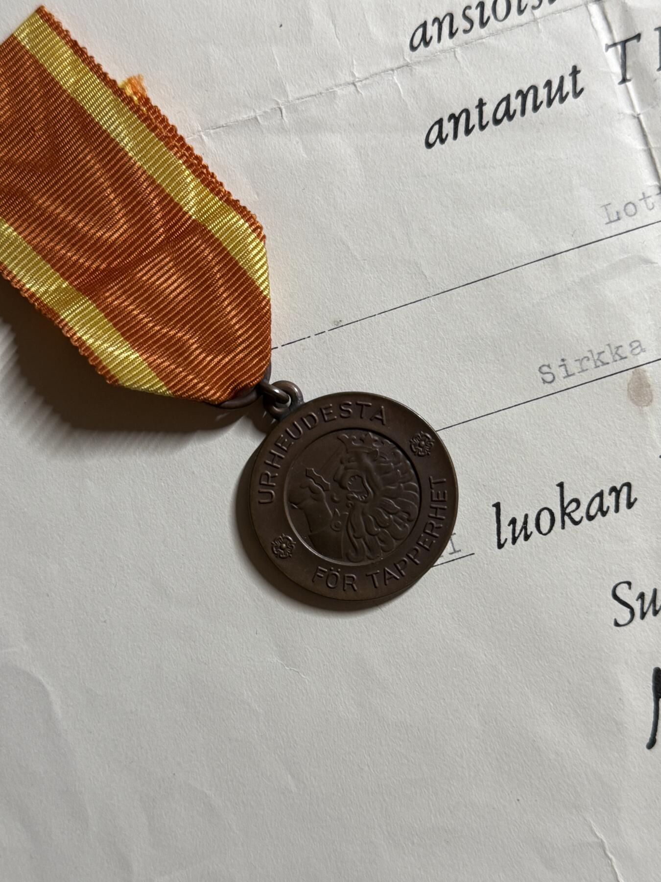 双节同庆！铭记历史！以史为鉴！戎马世界章牌大赏第106期 芬兰1941版二级自由奖章 授予lotta（女性战争服务人员）