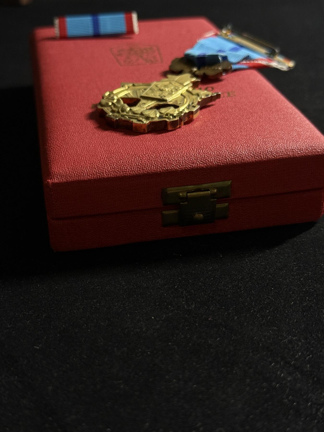 双节同庆！铭记历史！以史为鉴！戎马世界章牌大赏第106期 捷克斯洛伐克劳动红旗勋章，银制，非常厚重（47g），盒略齐全，冷珐琅版，号段15470