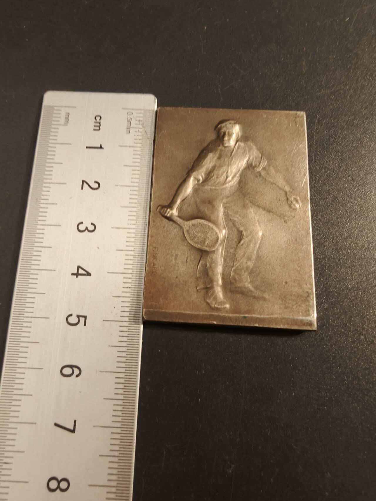 老王徽章第154期 法国网球运动方形大铜章     实发      尺寸50×34mm.    重量48.7g