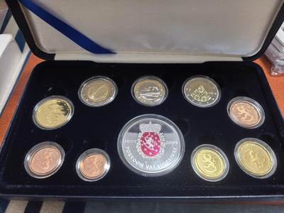 长老汇蛇年精选第五十七场拍卖 - 2009芬兰欧元精制套币9枚，面值5.88欧，盒证全，2500套，含1枚彩色精制银章，20克925银