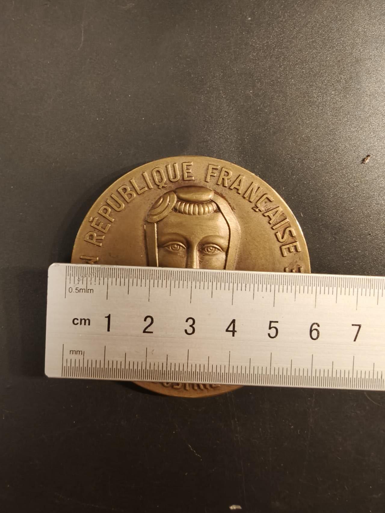 老王徽章第154期  法国工商部手工业学徒竞赛大铜章    直径59mm   重量83.4g