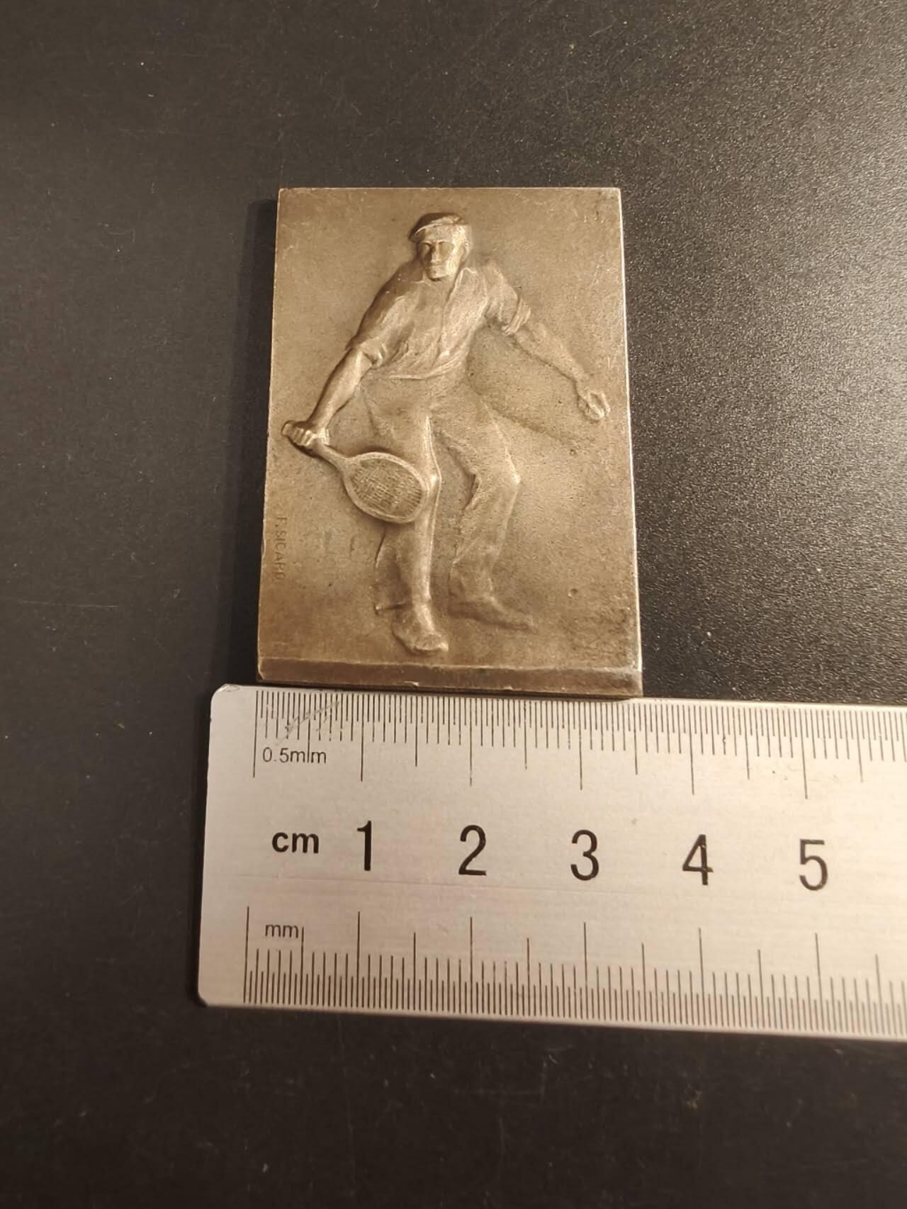 老王徽章第154期 法国网球运动方形大铜章     实发      尺寸50×34mm.    重量48.7g