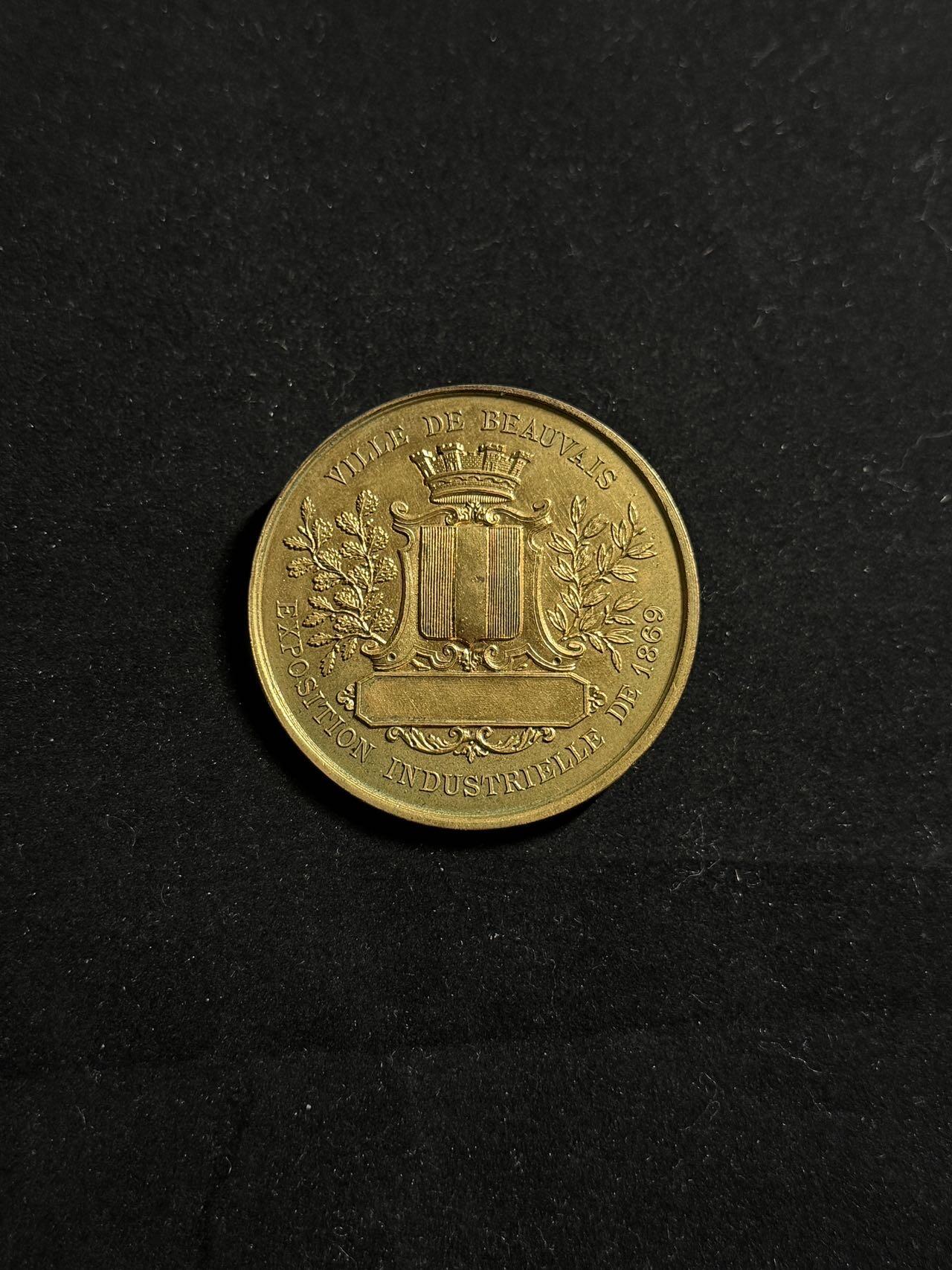 双节同庆！铭记历史！以史为鉴！戎马世界章牌大赏第106期 法国1889年博威尔市工业博览会大银章，单面版（嵌在木板上的），银制镀金，重约43g