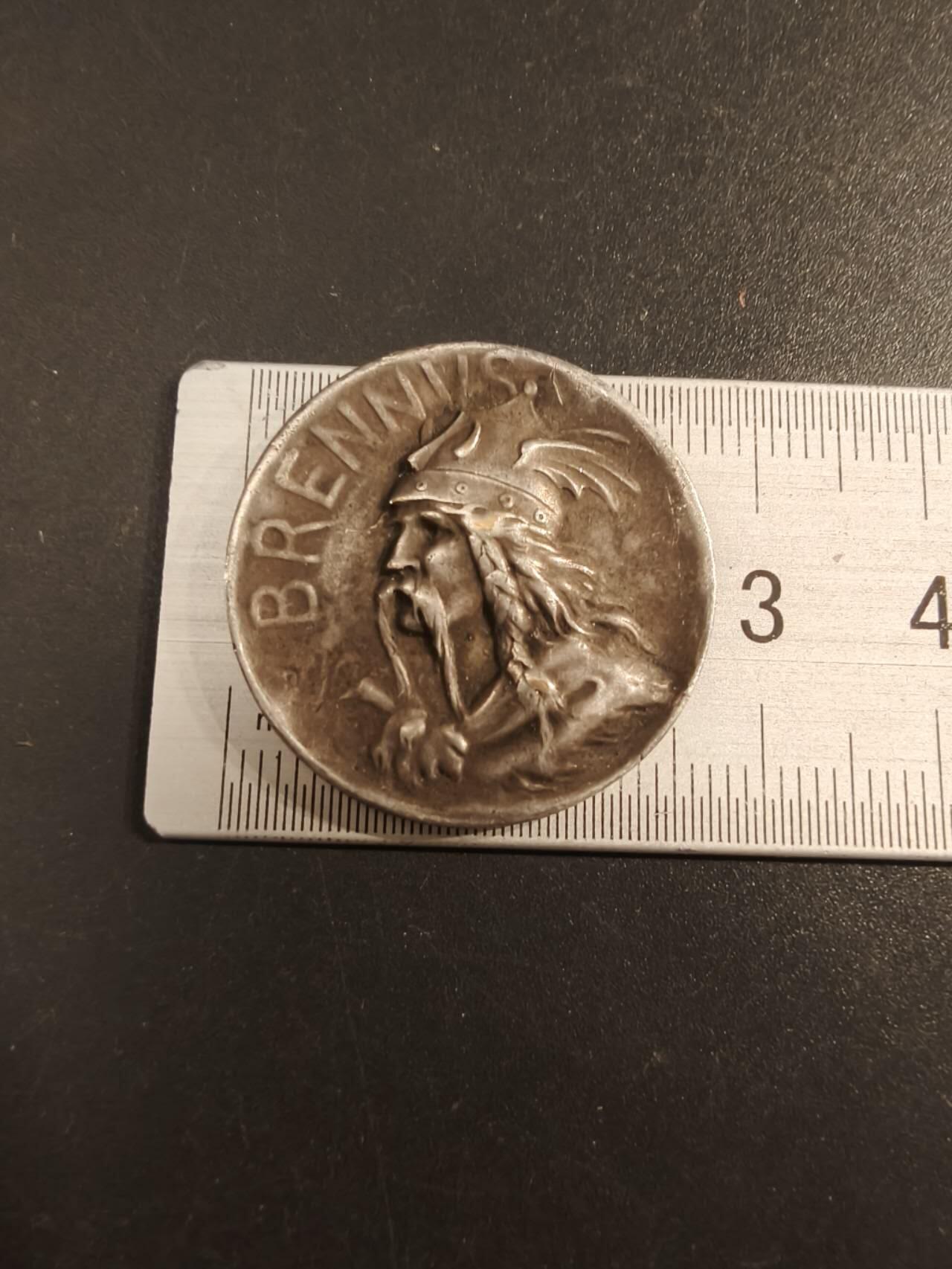 老王徽章第154期 法国高卢领袖布伦努斯纪念章    直径28mm.   重量9g