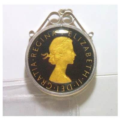英国1963年伊丽莎白珐琅镀金高浮雕精制带釉币章吊坠 带银圈 33MM - 英国1963年伊丽莎白珐琅镀金高浮雕精制带釉币章吊坠 带银圈 33MM