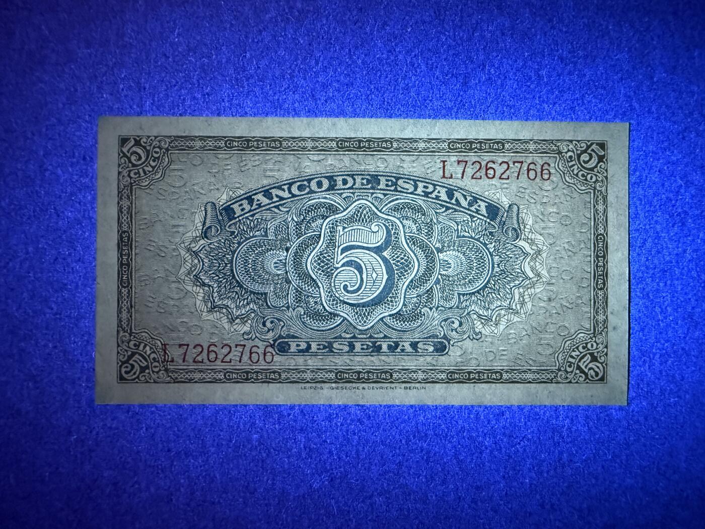 《艾美收藏》第214期-10.7周二国庆外币超白金场 西班牙5比塞塔 UNC 1940年 稀少老版本 一道道的是嵌进纸币里的安全线 不是污渍 无4双尾